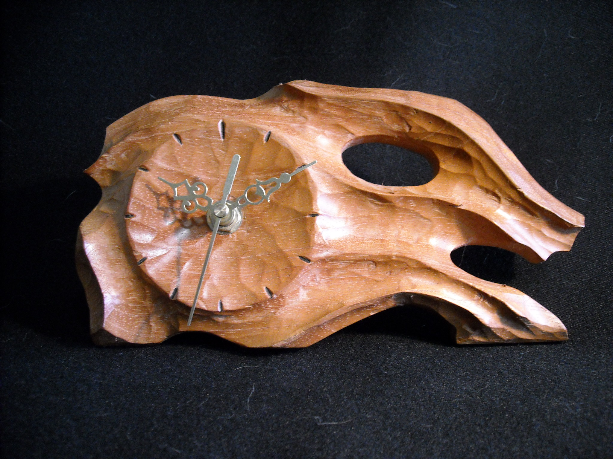 Reloj abstracto tallado en madera con fondo negro